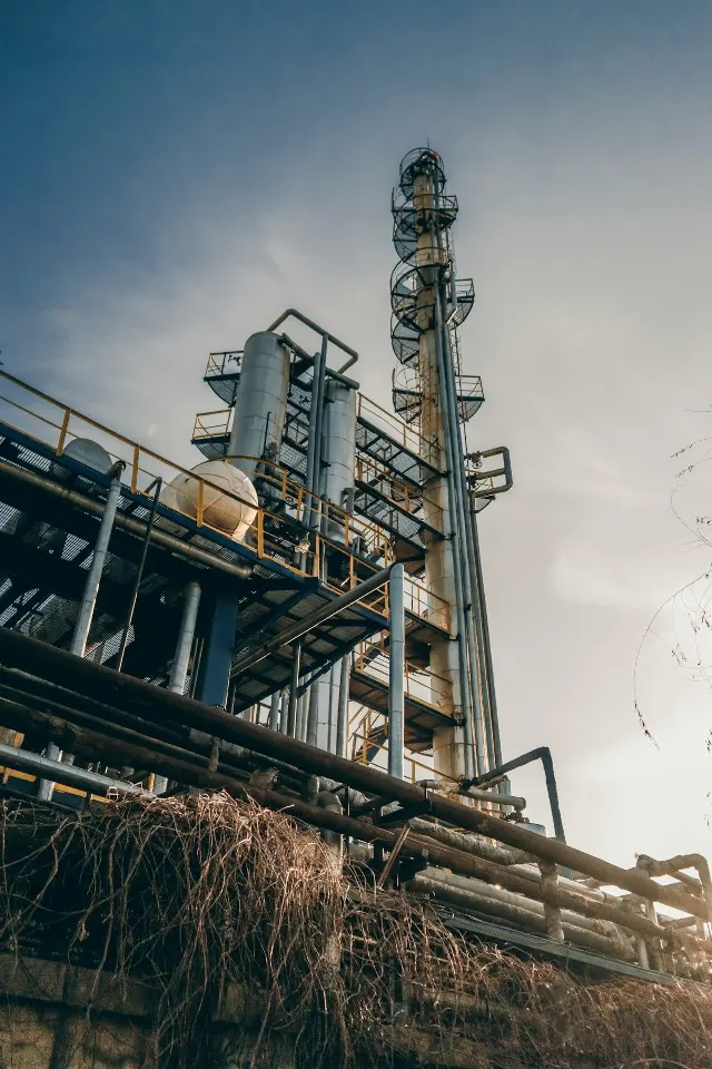 Instrumented distillation column against the sky